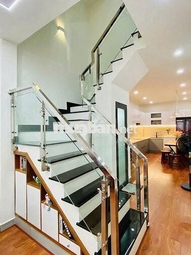 Bán nhà giá 8 tỷ HXH 8m ở Tô Hiến Thành, Q. 10, 60m2, 4PN, 3WC, SHR