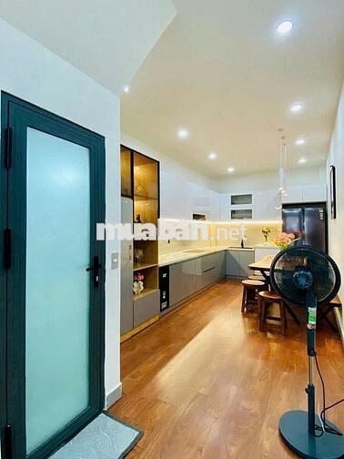 Bán nhà giá 8 tỷ HXH 8m ở Tô Hiến Thành, Q. 10, 60m2, 4PN, 3WC, SHR