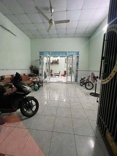 Ngộp ngân hàng nên bán gấp căn nhà ở Thị Trấn Hóc Môn, DT 100m2, Giá 