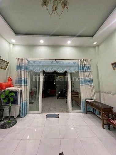 Ngộp ngân hàng nên bán gấp căn nhà ở Thị Trấn Hóc Môn, DT 100m2, Giá 