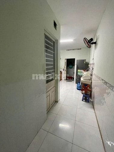 Ngộp ngân hàng nên bán gấp căn nhà ở Thị Trấn Hóc Môn, DT 100m2, Giá 