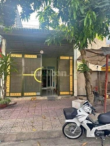 Ngộp ngân hàng nên bán gấp căn nhà ở Thị Trấn Hóc Môn, DT 100m2, Giá 