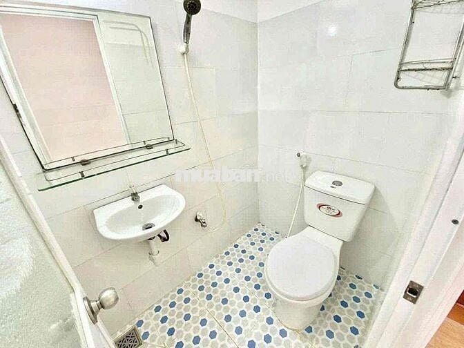 4.5tr. Cửa sổ. Full nội thất. Hầm xe. Thang máy.