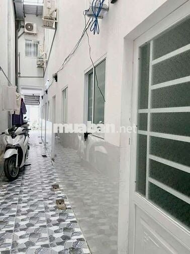 Vợ chồng cô Lan cần bán nhanh dãy trọ 7 phòng cách KCN Tân Tạo 10 phút