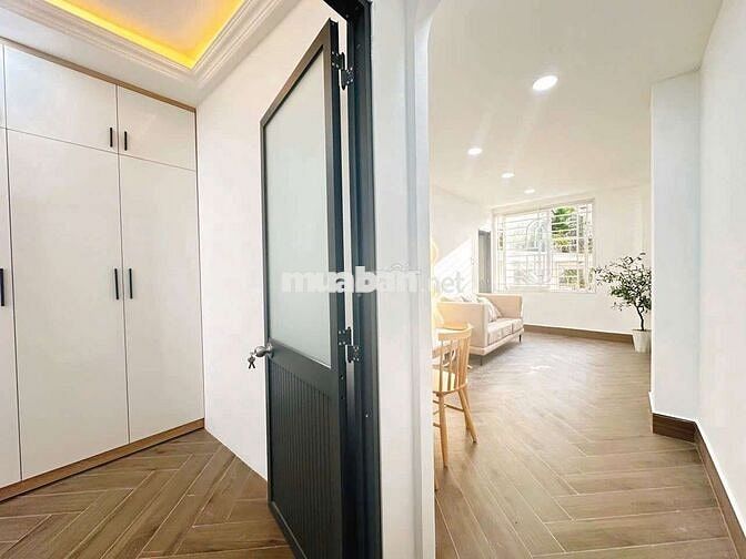 CHDV cao cấp 2PN  tách bếp, cửa sổ lớn gần Công viên làng hoa.