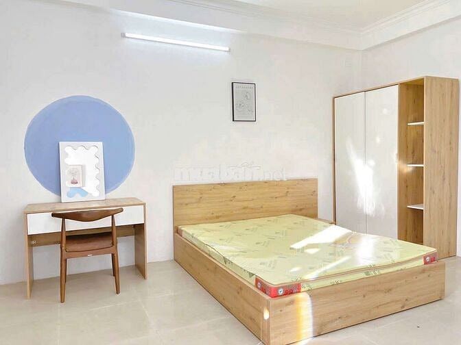 Căn hộ dịch vụ Studio ban công , rộng 40m2 tại Công viên làng hoa