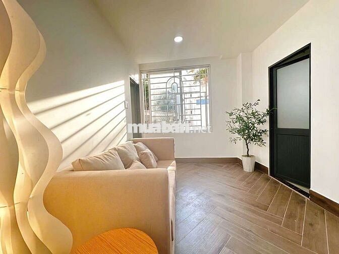 CHDV cao cấp 2PN  tách bếp, cửa sổ lớn gần Công viên làng hoa.
