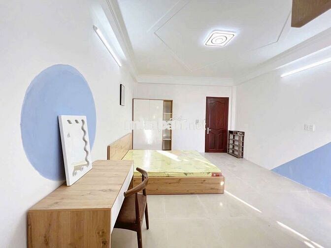 Căn hộ dịch vụ Studio ban công , rộng 40m2 tại Công viên làng hoa