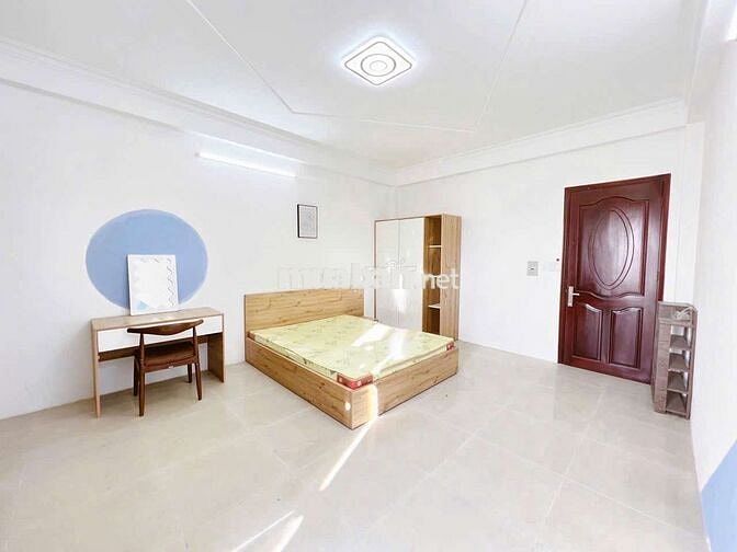 Căn hộ dịch vụ Studio ban công , rộng 40m2 tại Công viên làng hoa