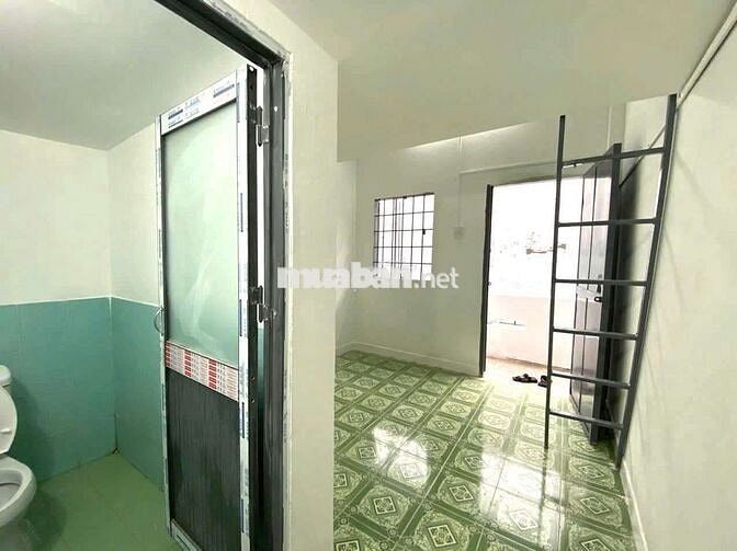 PHÒNG TRỌ GIÁ RẺ - NGAY NGÃ TƯ 550 - GÁC CAO 2M - MIỄN PHÍ XE - 20m2..