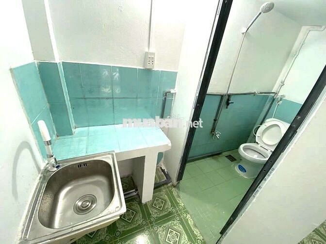PHÒNG TRỌ GIÁ RẺ - NGAY NGÃ TƯ 550 - GÁC CAO 2M - MIỄN PHÍ XE - 20m2..