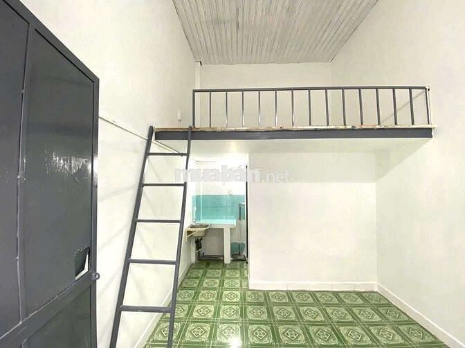 PHÒNG TRỌ GIÁ RẺ - NGAY NGÃ TƯ 550 - GÁC CAO 2M - MIỄN PHÍ XE - 20m2..