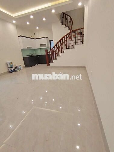 Cần bán gấp căn nhà mới ở Thạch Bàn- có sân cổng riêng, diện tích rộng