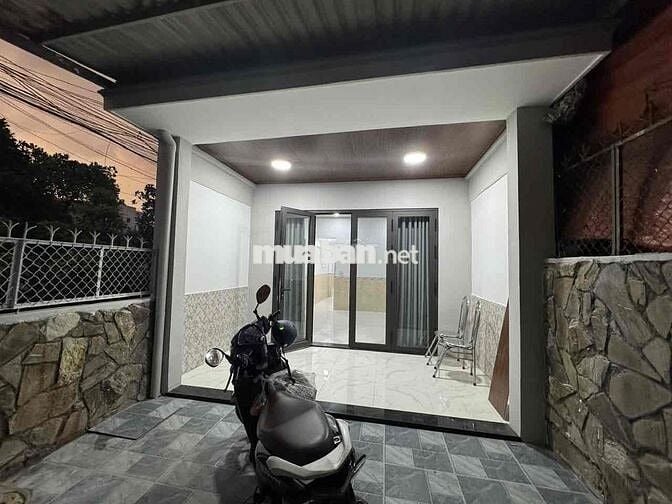 Góc 2 mặt tiền trệt lửng 4*28; 2pn mới keng