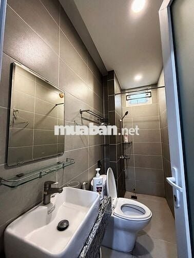 Cho thuê nhà hxh Nguyễn Trãi. NCT, Q1 3x10m T+3L - giá 25tr sàn suốt
