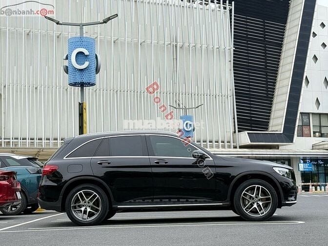 Mercedes-Benz GLC300 đen nội thất nâu Sản xuất 201