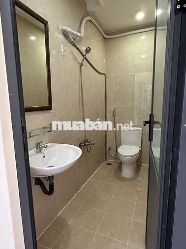 Quận 10, nhà mới xây cho thuê phòng, tiện nghi, máy lạnh, toilet riêng