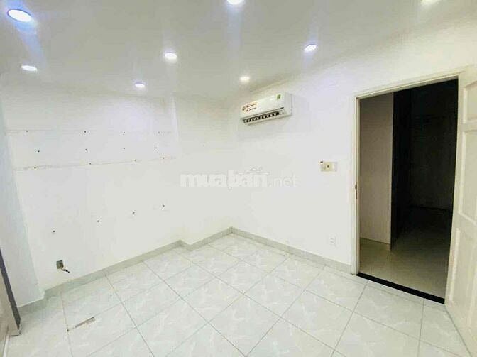 Chính chủ cho thuê Mặt bằng KD. DT 60m2.Trệt lững. Đường CMT8, Quận 10