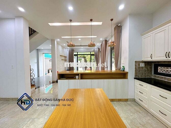 Biệt thự sân vườn 10x20 có nội thất gần UBND Quận 12