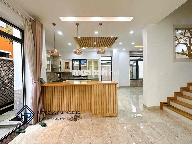 Biệt thự sân vườn 10x20 có nội thất gần UBND Quận 12