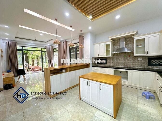 Biệt thự sân vườn 10x20 có nội thất gần UBND Quận 12