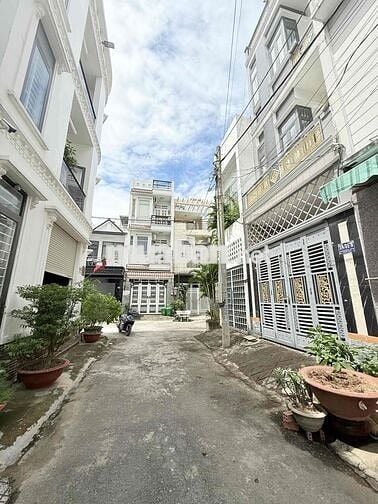 Bán nhà 1 trệt 2 lầu ngay kdc Bửu Long