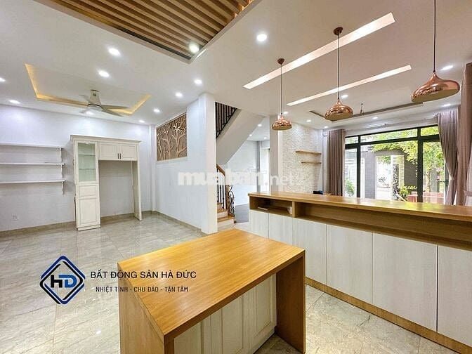 Biệt thự sân vườn 10x20 có nội thất gần UBND Quận 12
