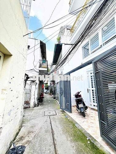 Nhà đẹp Cách Lạc Long Quân 100m2, Tân Bình TPHCM 5 tầng, 3PN, 4WC giá
