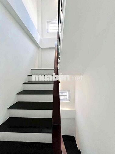 Nhà đẹp Cách Lạc Long Quân 100m2, Tân Bình TPHCM 5 tầng, 3PN, 4WC giá