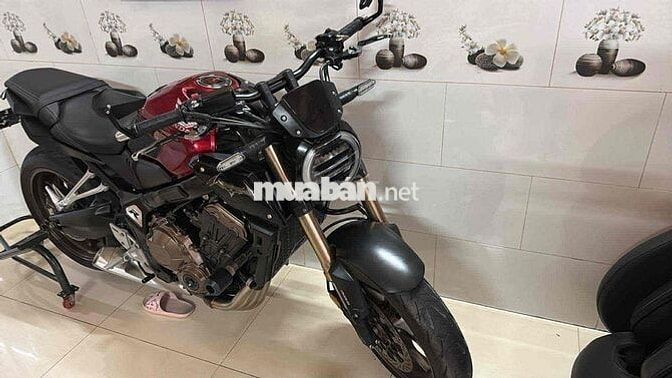 Honda CB650R 2020, màu đỏ đen
