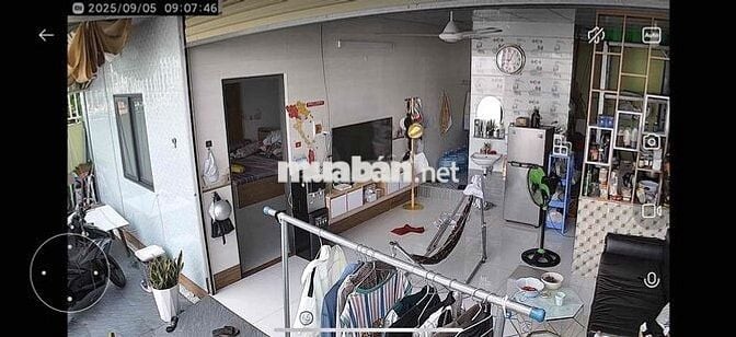 Bán Nhà ở sân vườn thoáng mát, Dân cư đông