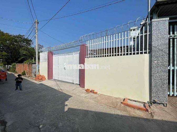 Bán Nhà ở sân vườn thoáng mát, Dân cư đông
