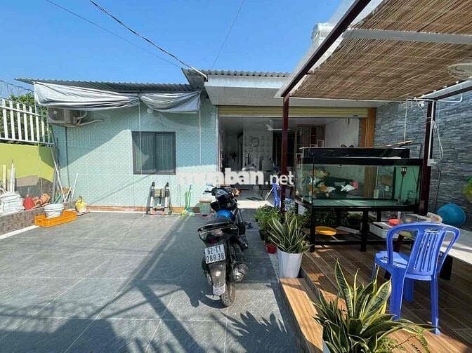 Bán Nhà ở sân vườn thoáng mát, Dân cư đông
