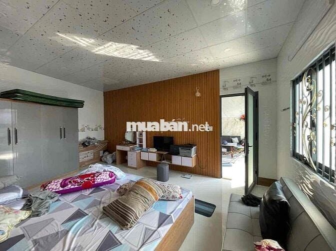 Bán Nhà ở sân vườn thoáng mát, Dân cư đông