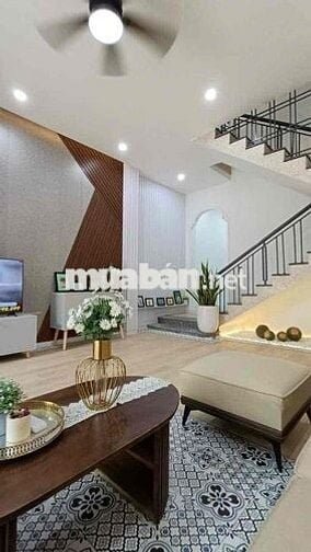 Nhà mặt tiền 3 phòng ngủ đậu xe oto trước nhà