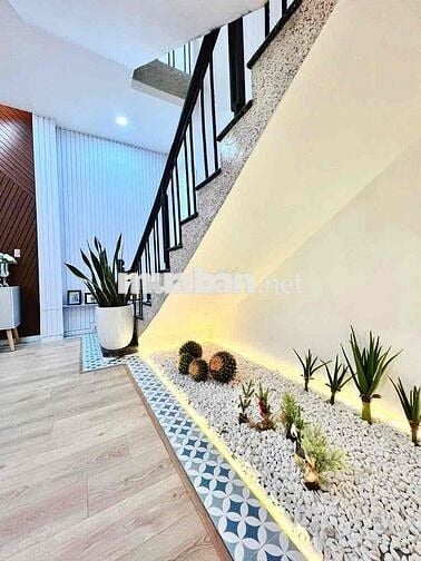 Nhà mặt tiền 3 phòng ngủ đậu xe oto trước nhà