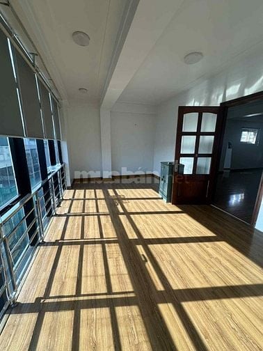 Cho thuê nhà phố Bùi Huy Bích 100m2, vỉa hè 5m, ô tô đỗ, có thang máy