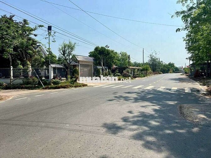 Chủ cần bán nhanh lô đất 200m2, sổ sẵn,thổ cư 50m, cách ql13 chỉ 600m
