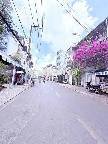 Mặt tiền đối diện trường Hoa sen,vị trí cực hot và cực tiềm năng.