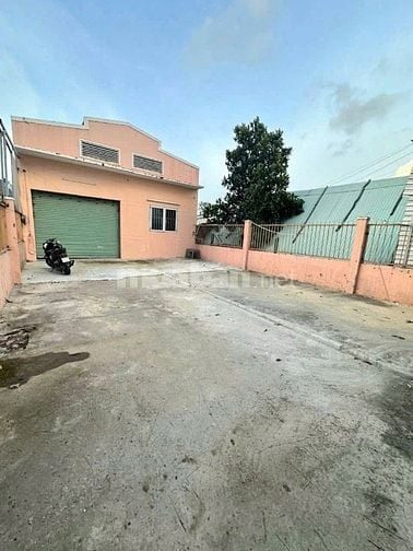 Cho thuê 2 kho xưởng 400 và 600m2. Gần UBND xã XTS hocmon