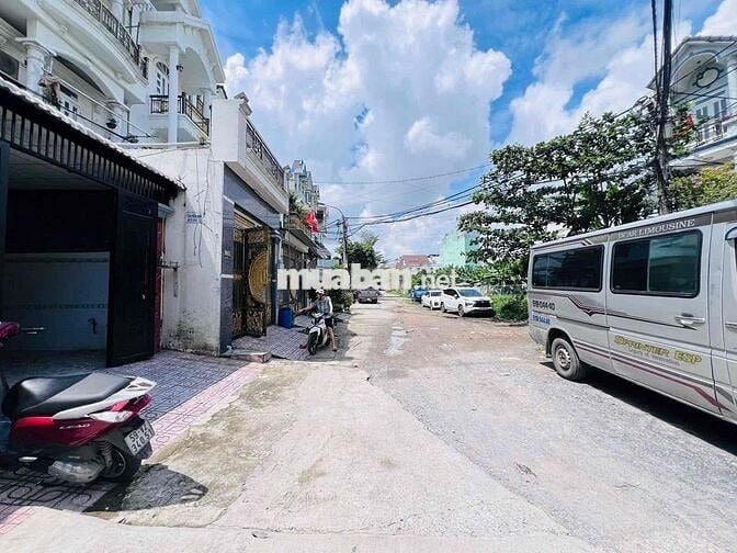 Nhà 3 lầu 4x18 hẻm 10m thông xe hơi để trong nhà