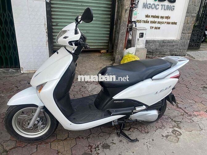 Xe Honda Lead trắng đá chống tắt máy