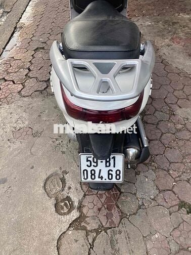 Xe Honda Lead trắng đá chống tắt máy