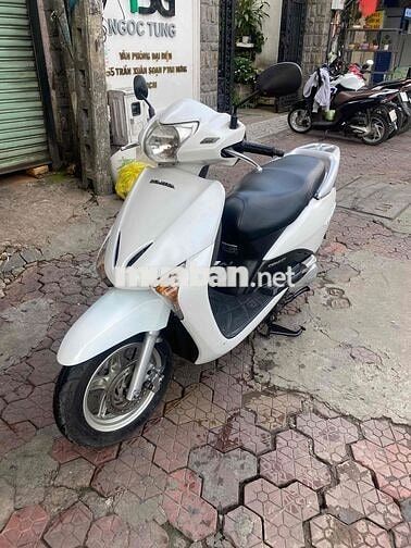 Xe Honda Lead trắng đá chống tắt máy