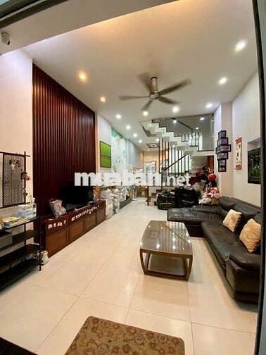 Bán nhà sát mặt tiền đường Nguyên Hồng,hxh,diện tích lớn,giá 10,5 tỷ.