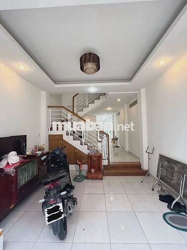 Bán nhà sát mặt tiền đường Nguyên Hồng,hxh,diện tích lớn,giá 10,5 tỷ.