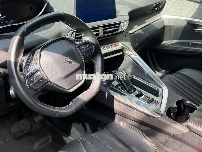 Peugeot 5008 2019 màu trắng trang bị ghế massa
