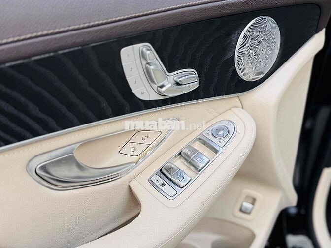 GLC300 4MATIC XANH NỘI THẤT KEM - 71.000 KM