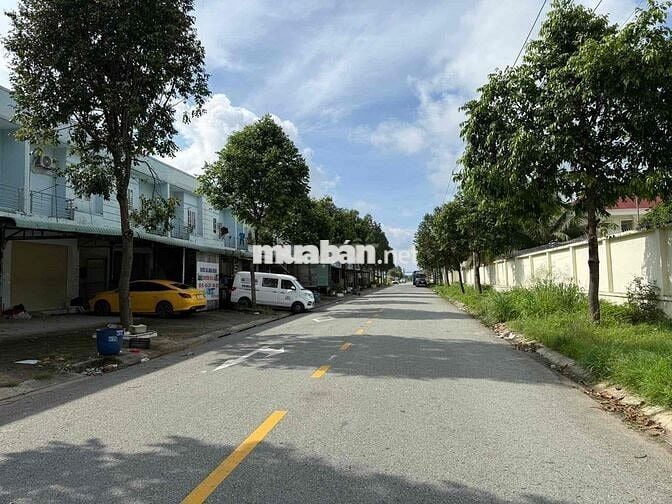 BÁN TRỌ 1 KIOT+4 PHÒNG,150M2, ĐƯỜNG D7 GẦN TRƯỜNG TIỂU HỌC BÀU BÀNG