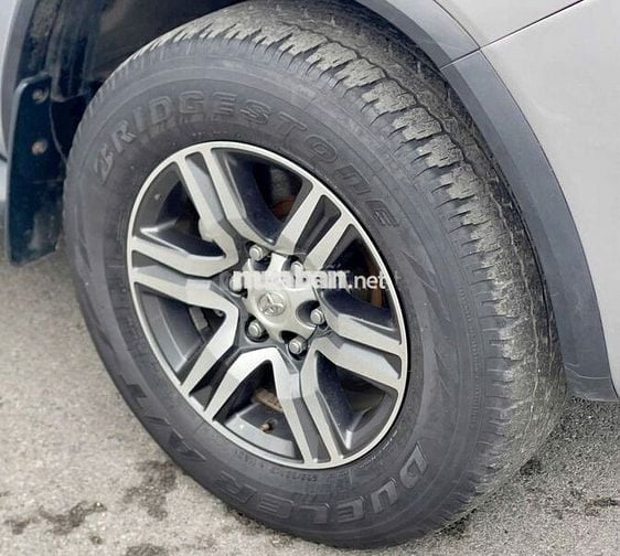 Toyota Fortuner máy xăng 1 cầu